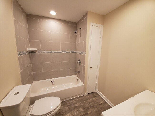 Building Photo - 425 Plainfield Ave