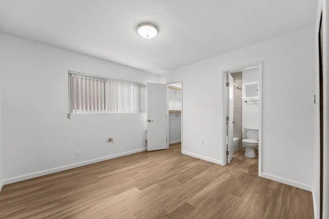 Building Photo - 925 W 30th St