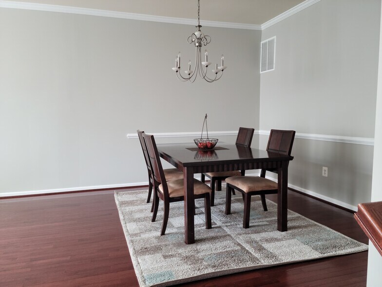 Building Photo - 7152 Hummingbird Dr