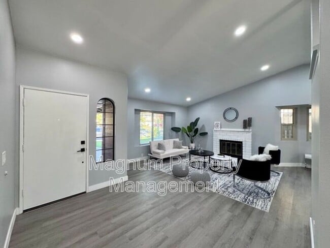 Building Photo - 45627 Clubhouse Dr