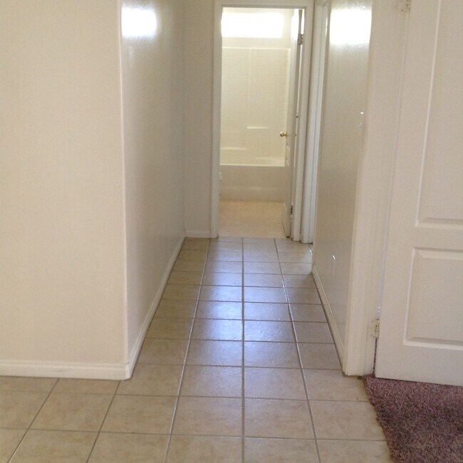 Building Photo - 504 Tabor Way