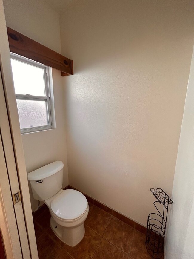 Building Photo - Beautiful home for rent in Visalia!