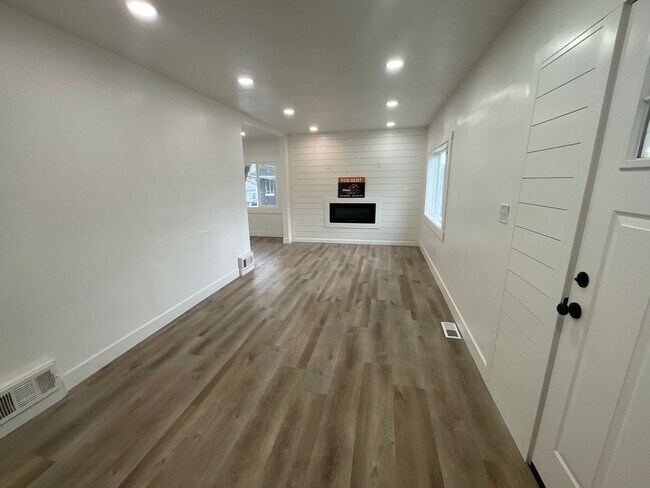 Building Photo - 859 Binford St