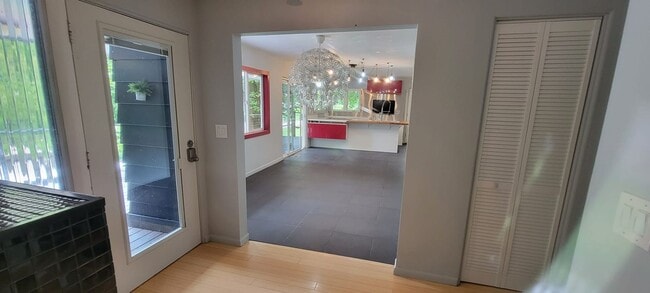 Building Photo - 4 bedrooms 3 baths beautiful house