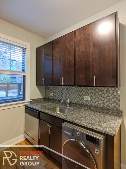 Building Photo - 910 W George St