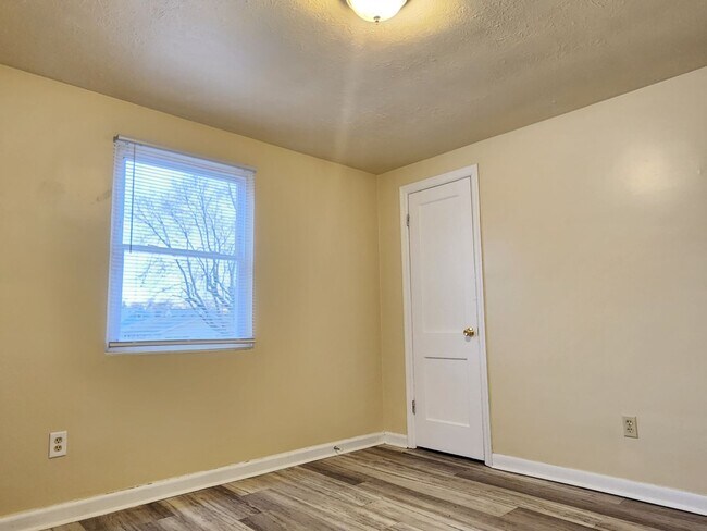 Building Photo - 964 S Harris Ave