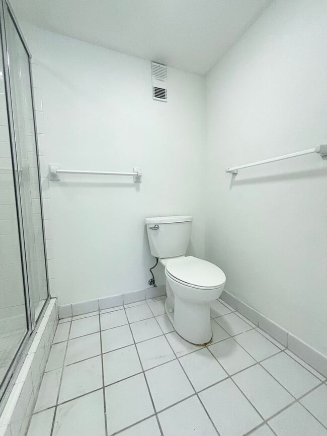 Building Photo - 55+ Community 2/2, Free Water, Pool, Exercise Room