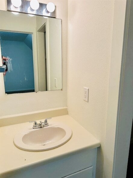 Building Photo - 402 S Bryan-Belt Line Rd