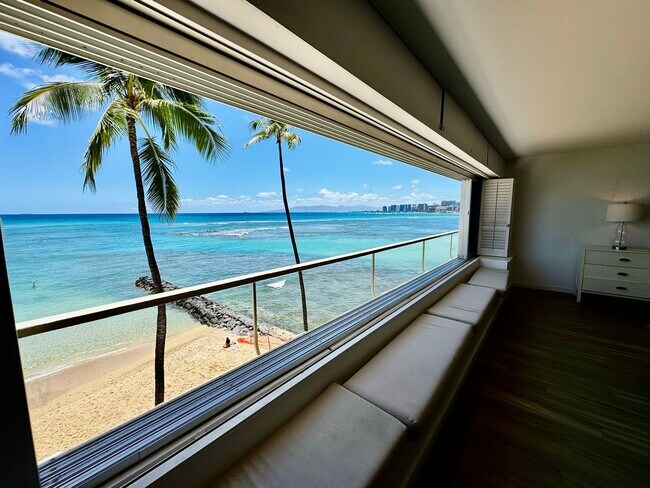 Building Photo - 1/1/1 Oceanfront Living at the Colony Surf on the Gold Coast!