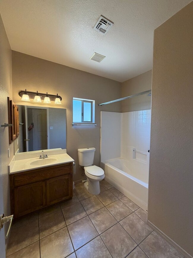 Building Photo - 3 BEDROOM HOME IN FALLS RANCH!
