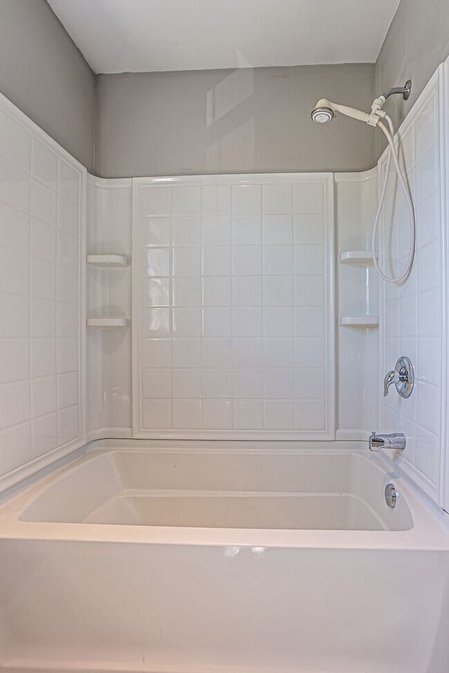 Building Photo - Beautiful 4 bedroom, 2.5 bath home in Rain...