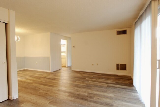 Building Photo - 32 Silver Hill Ln