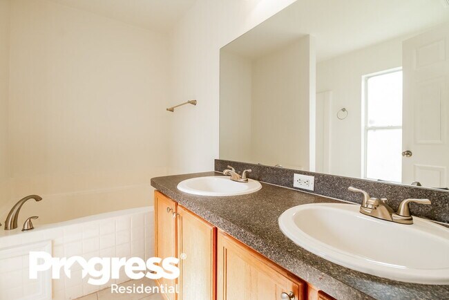 Building Photo - 1044 Cannock Dr