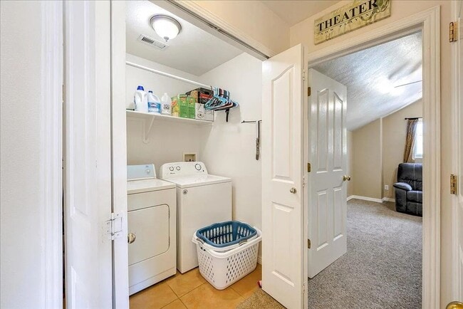 Building Photo - Expansive 5 Bedroom Home with Additional O...