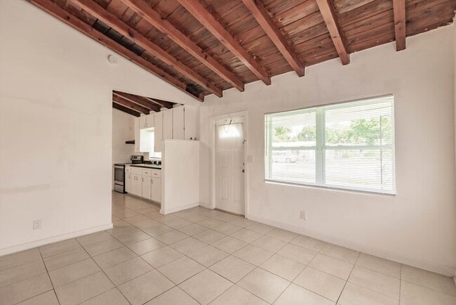 Building Photo - TWO BEDROOM CHARMER IN WEST PALM BEACH