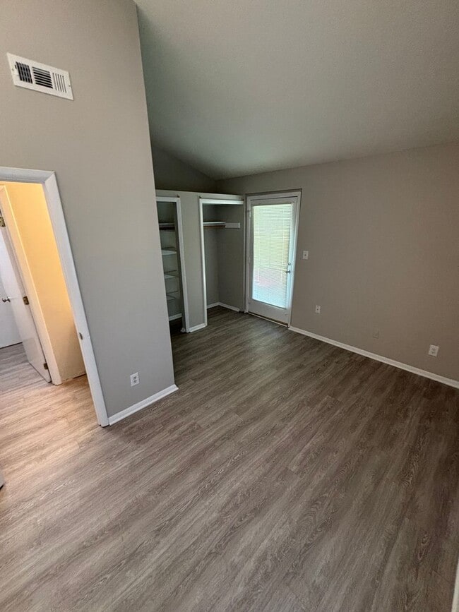 Building Photo - 2 Bedrooms / 1.5 Bathrooms ~ Crossroads Area ~