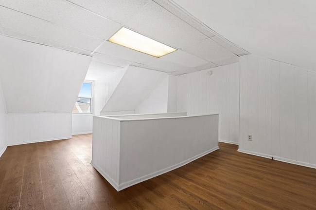 Building Photo - SCORE 1ST MONTH'S RENT FREE IF SIGNED BY DEC 19! Beautiful 2 Bedroom home in South side available...