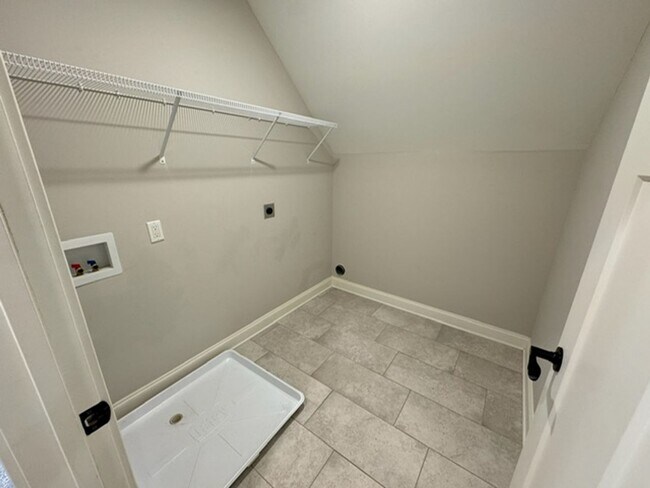 Building Photo - Knoxville 37920 - **COMING AVAILABLE August 1st** Beautiful single family home located in South K...