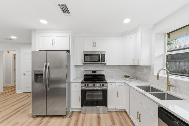 Building Photo - 110 Jules Ave