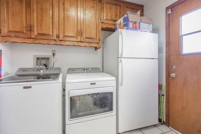 Building Photo - 3 Bedroom 2 Bathroom Home - Dogs Allowed & Large Backyard!