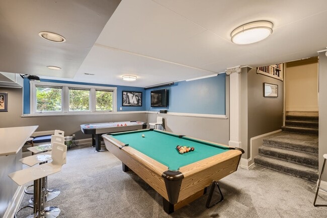 Building Photo - Queen Anne Home
