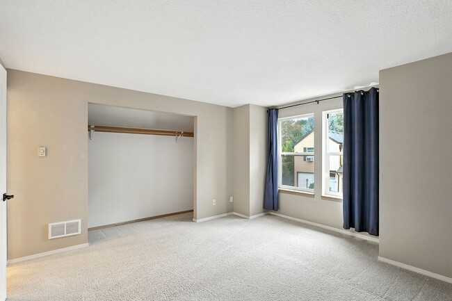 Building Photo - Updated 2 Bedroom/2.5 Condo w/garage