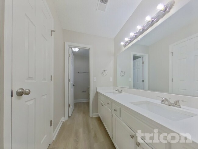 Building Photo - 911 Bentley Dr