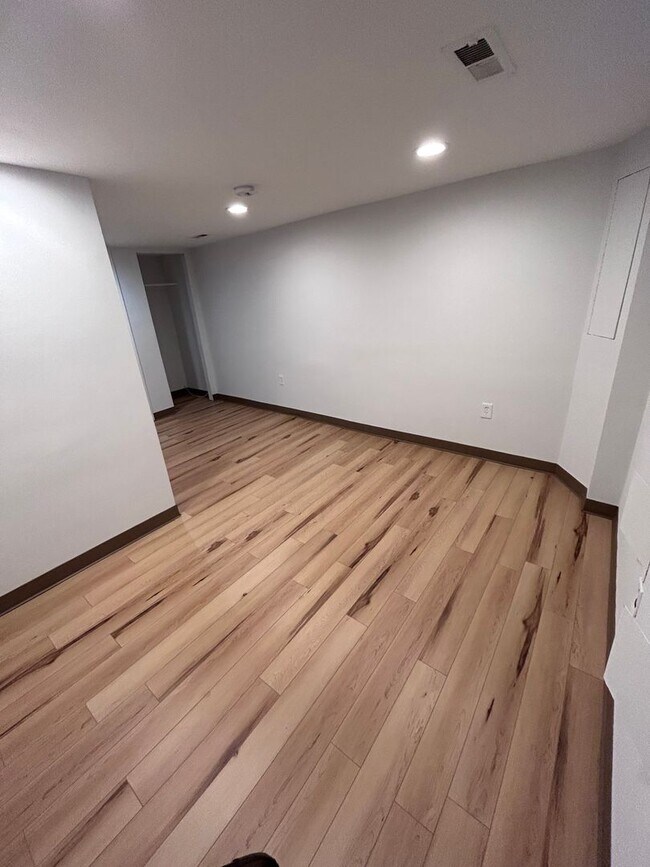 Building Photo - 2216 Summer St