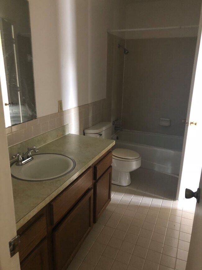 Building Photo - 1808/1810 Crescent Dr.