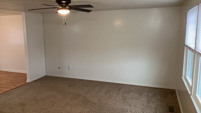 Building Photo - 105 Woodard Dr