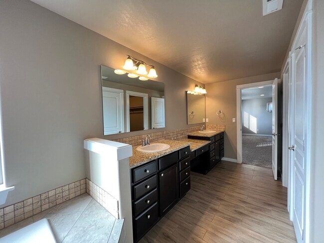 Building Photo - West Richland Home On 0.32 Acres