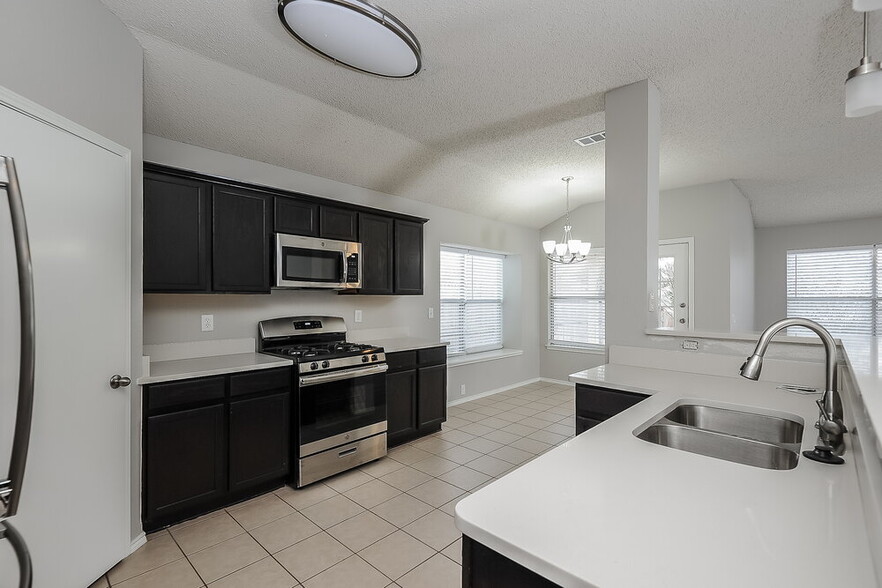Building Photo - 833 Lariat Dr