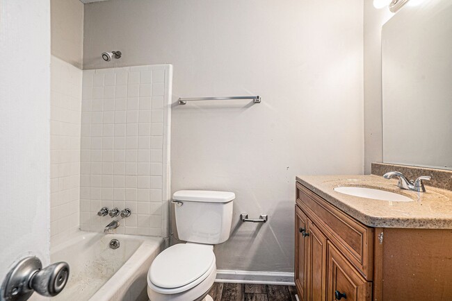 Building Photo - 529 Martindale Ct