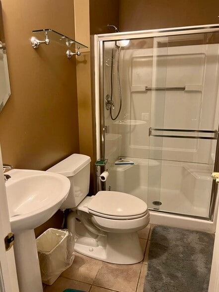 Basement bathroom - 1850 Middlebury Dr