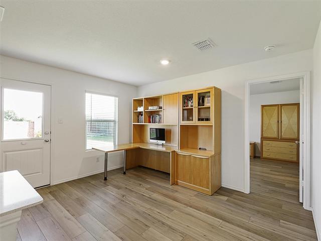 Building Photo - 1701 River Xing Dr