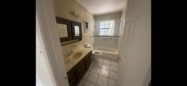 Building Photo - 3200 Locke Ln