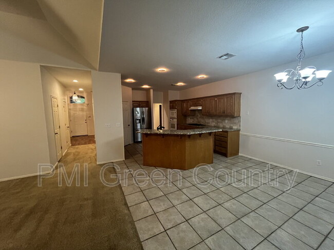 Building Photo - 305 N Aster Pl
