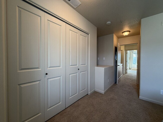 Building Photo - 10721 NE Gateway Pl