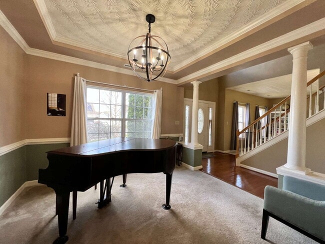 Building Photo - Spacious 4 bedroom home with POOL in sought after neighborhood and schools.