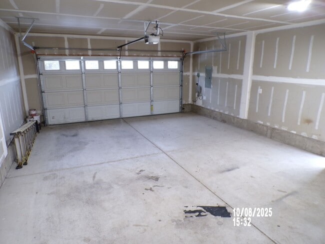 Building Photo - Spacious 3 bed 2 bath private cul-de-sac