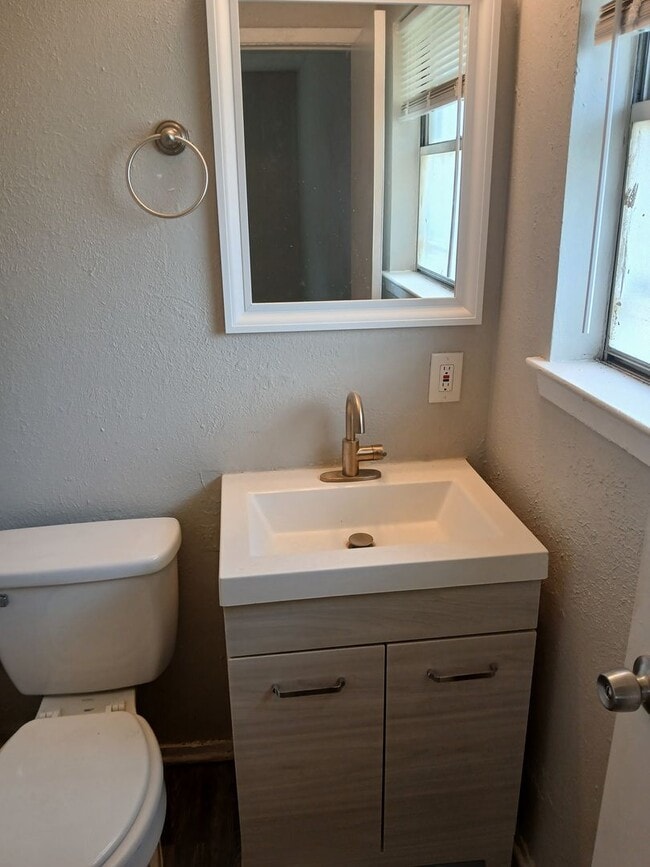 Building Photo - 3 Bedrooms, 1.5 Bathrooms, 1 Car Garage Ne...