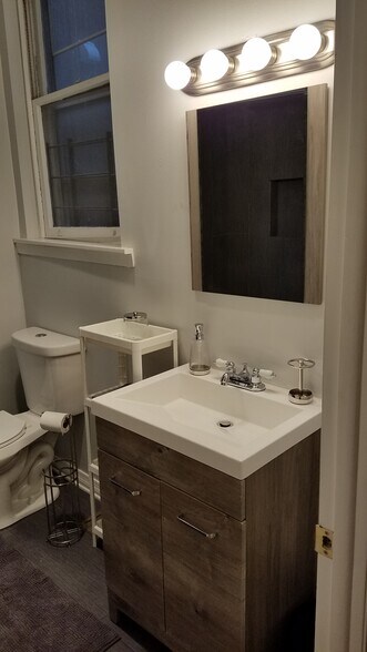 Updated bathroom - 522 N 15th St
