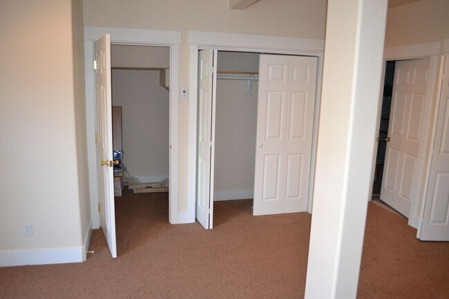 Building Photo - Oak Street Duplex