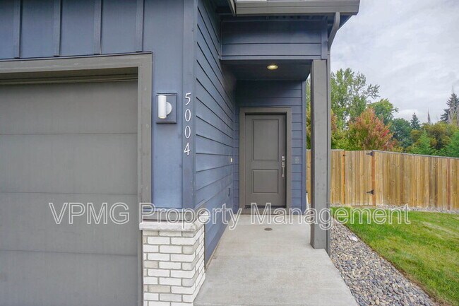 Building Photo - 5004 NE 85th Cir