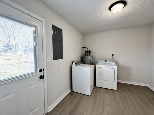 Building Photo - Fully-Renovated Ranch Home Available 03-19-26! Fenced Backyard - Pet Friendly - Washer & Dryer In...