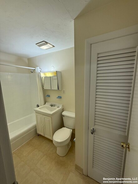 Building Photo - 99 Dustin St