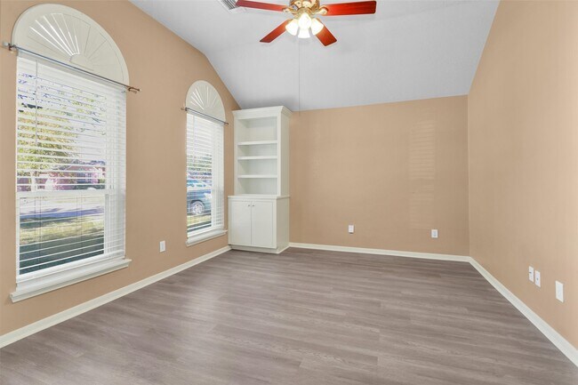 Building Photo - 10822 Oak Acres Dr