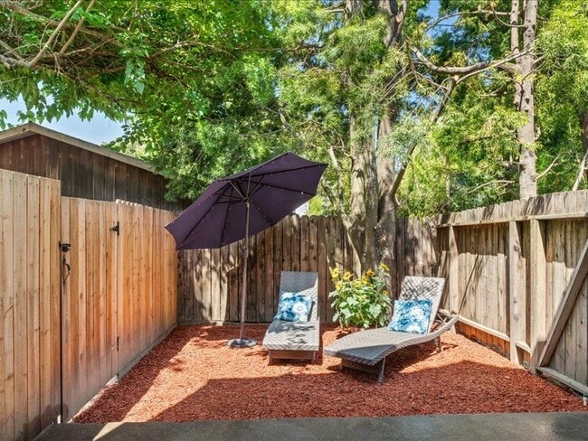 Building Photo - Healdsburg 2BR/1.5 Condo, 2 story, walk to...