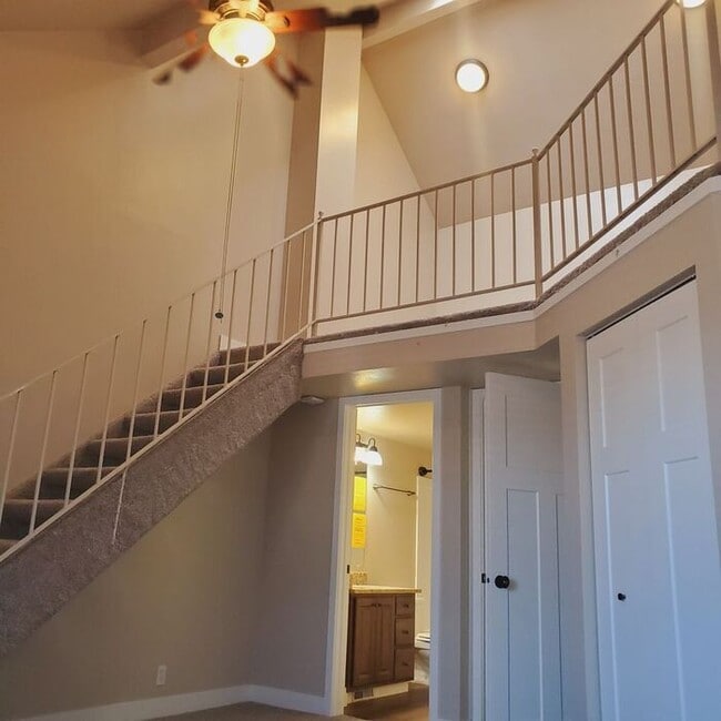 Building Photo - Spacious 2 Bed 1.5 Bath Townhome in Murray...