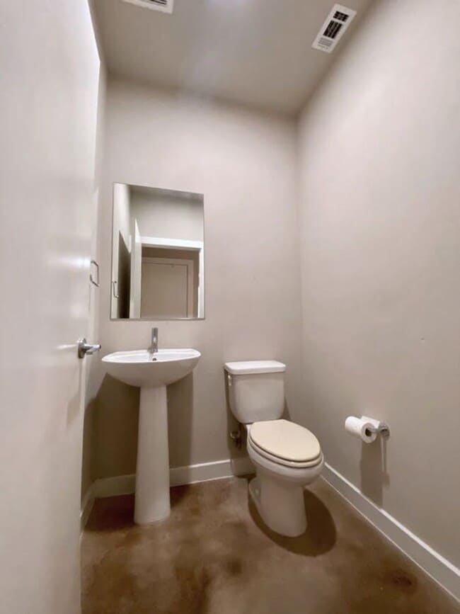Building Photo - Beautiful Home Move in Ready Located minutes from Southtown!